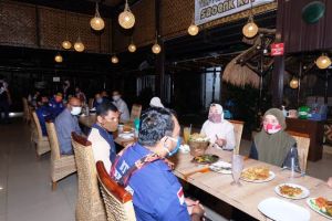 Silaturahmi Penu tawa dan Canda Saat Ratu Munawaroh Jamu Masyarakat Asal Timur Indonesia