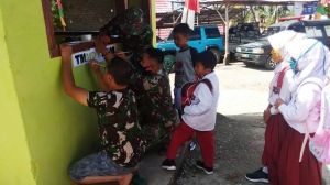 Agar Nyaman Jaga Lingkungan, Satgas TMMD Rehab Pos Ronda di Desa Sungai Langkap