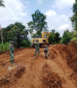 Anggota Satgas TMMD Awasi Alat Berat Agar Tak Ganggu Warga di Lokasi Pembukaan Akses Jalan
