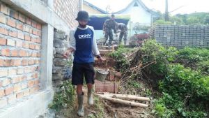 Kompaknya Satgas dan Warga saat Bangun Septic Tank Di Gedung Pemuda