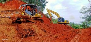 Buka Jalan di Jalan Berbukit, Satgas Gunakan Alat Berat Percepat Pekerjaan