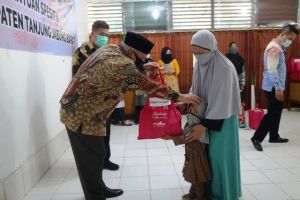 Ringankan Beban Warga Terdampak Covid-19, Bupati Beri Bantuan Susu, Roti, Pampers