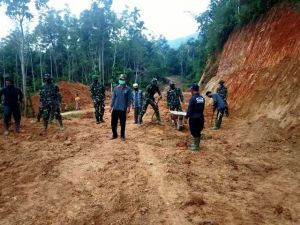 Panas Terik dan Hujan, Satgas dan Warga Tetap Semangat Selesaikan Pembangunan Jalan
