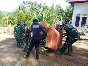 Satgas dan Warga Bergotong Royong Pindahkan Mesin Molen Pengaduk Semen