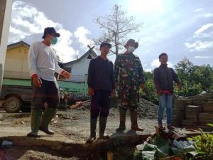 Di Sela Istirahat, Satgas TMMD Gali Potensi Desa dengan Berdiskusi dengan Warga