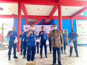 Tak Hanya Di Masyarakat, SAH Kembali Beri Bantuan Makanan Tambahan Untuk Petugas Damkar