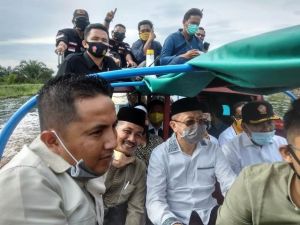 Susuri Sungai Simpang Kiri, Cek Endra Didampingi Juber dan Apif Sapa Warga Mendahara