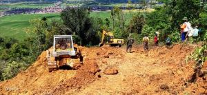 Cuaca Ekstrim Tak Surutkan Satgas dan Warga Selesaikan Pembukaan Jalan Baru