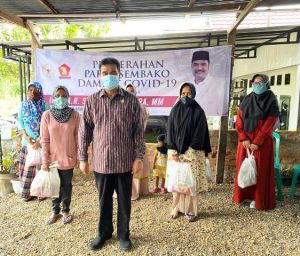 Terima Paket Makanan Dari SAH, Nenek - Nenek Menangis Terharu