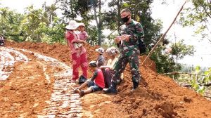 Aktivitas Alat Berat di Pembukaan Jalan Jadi Hiburan Anak-anak dan Warga