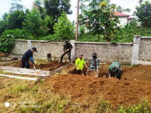 Satgas Bersama Warga Bergotong Royong Bangun Fasilitas WC Masjid