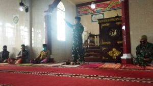 Shalat Magrib dan Insya Berjamaah Bersama Warga,  Danramil 417-01/GK Sampaikan Hal Ini