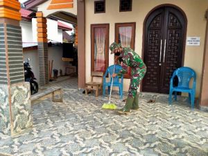 Satgas TMMD Tak Segan Bantu Orang Tua Asuh Menyapu Rumah