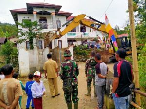 Alat Berat Excavator Diturunkan Bangun MCK Buat Warga Desa Sungai Langkap