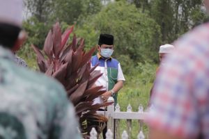 Hormati Ulama, Cawagub Jambi Syafril Nursal Ziarah Ke Makam Syekh Muhammad Arifin Di Tanjabtim