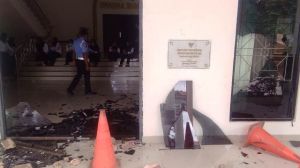 Gedung DPRD Kota Diserang, Rusak Gerbang dan Pintu Utama Serta Mobil Dinas
