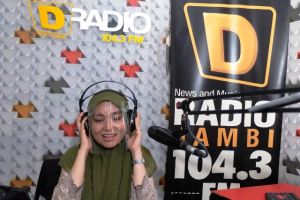 Roadshow ke D Radio, Ratu Ditantang Jadi Penyiar Radio dan Pilih Lagu Ini Karena Rindu ZN