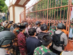 Hingga Sore Ini, Gelombang Aksi Mahasiswa Kembali Datangi Gedung DPRD Provinsi Jambi 