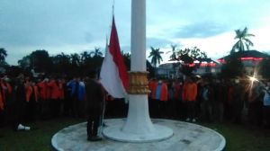 Jelang Senja, Mahasiswa Masih Bertahan dan Lakukan Penurunan Bendera Merah Putih di Kantor Gubernur