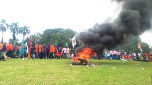 Mahasiswa Lakukan Orasi dan Bakar Ban Didepan Kantor Gubernur Jambi