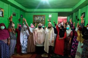 Tampung Aspirasi Warga, Ratu Munawaroh Ngobrol Santai Dengan Ibu - Ibu Desa Teluk Pengkah