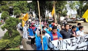 Ratusan Pendemo Bergerak Menuju DPRD Merangin