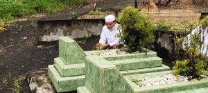 Al Haris Ziarah ke Makam Abdurahman Sayoeti Mantan Gubernur Jambi di TPU Putri Ayu