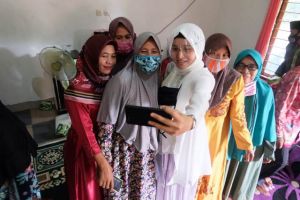 Emak-Emak Berebut Foto dengan Ratu Saat Sambangi Desa Suban: Kami Rindu Bu