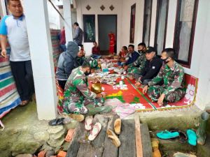 Tak Hanya Gotong Royong di Lokasi, Satgas dan Warga juga Jalin Keakraban saat Makan Bersama