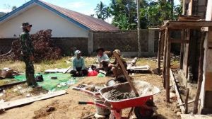 Tak Hanya Kompak di Lokasi, Warga dan Satgas juga Akrab saat Santai