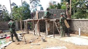 Gotong Royong Warga dan Satgas di Lokasi Bangun Kebersamaan TNI dan Rakyat