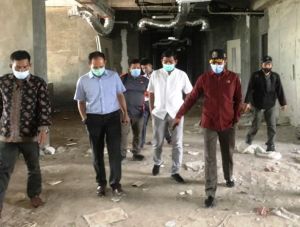 Ketua DPRD dan Waka Rocky Candra  Cek  Ruang Isolasi Tambahan di RSRM, Edi: Percepat Pembangunannya