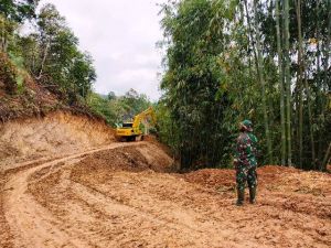 Satgas Pantau Operator Alat Berat Agar Pembukaan Jalan  Selesai Sesuai Target