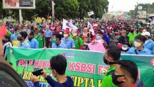'Apa Guna' Karya Aktivis 98 Menggema dalam Aksi KSBSI Jambi Tolak UU Ciptaker