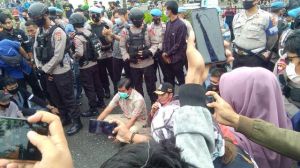 Di Tengah Hujan, Ketua DPRD Provinsi Jambi Berdiskusi Dengan Mahasiswa