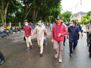 Temui Pengunjuk Rasa, Ketua DPRD Edi Jalan Kaki dari DPRD ke Simpang BI