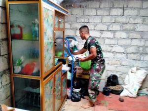 Kedekatan dengan Orang Tua Asuh, Satgas TMMD Memasak dan Ikut Mencuci Piring