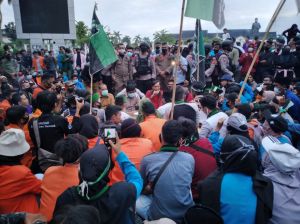 Temui Satu Persatu Kelompok Pengunjuk Rasa, Ketua DPRD Edi Siap Teruskan Aspirasi
