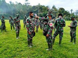 Antisipasi Penyebaran Covid-19, Tim Kesehatan TMMD Rutin Cek Suhu Anggota Satgas