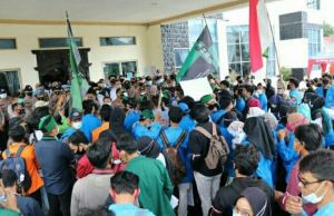 Aliansi Mahasiswa Geruduk Gedung DPRD Tanjabbar Tolak Omnibus Law