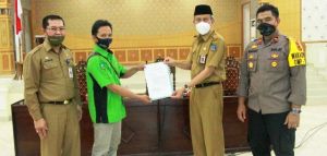 Sampaikan Aspirasi Buruh, Bupati Tanjab Barat Surati Presiden