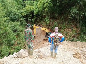 Satgas TMMD Kebut Perkerjaan Buka Jalan Baru di Desa Sungai Langkap