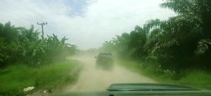 Lalui Jalan Berlubang dan Berdebu ke Berbak, Haris: Jalan Provinsi Ini jadi Prioritas