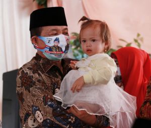 Spontanitas Fachrori saat Bertemu Balita, Langsung Gendong Hingga Berikan Nasehat