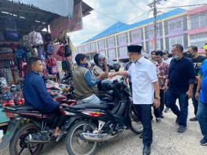 Cagub Cek Endra Blusukan di Pasar Singkut, Warga Teriak 