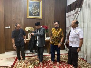 Ketua PWI Jambi Pakaikan Jaket PWI ke Cek Endra, Ridwan Agus: CE Sosok Pemimpin yang Peduli