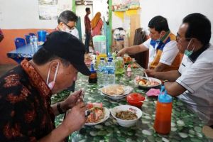 Tak Segan Makan di Warung PKL, Syafril juga Rak Pilih-Pilih Makanan