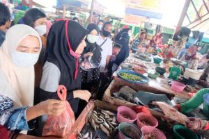 Blusukan dan Bagikan Masker di Pasar Aur Duri, Ratu juga Belanja Kebutuhan Dapur
