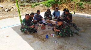 Ngopi Bersama Satgas, Warga: Kami Bahagia Ada Program TMMD di Desa Kami