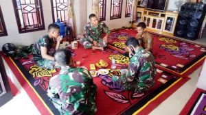 Jalin Keakraban dengan Warga Desa, Satgas Rutin Lakukan Komsos di Waktu Senggang